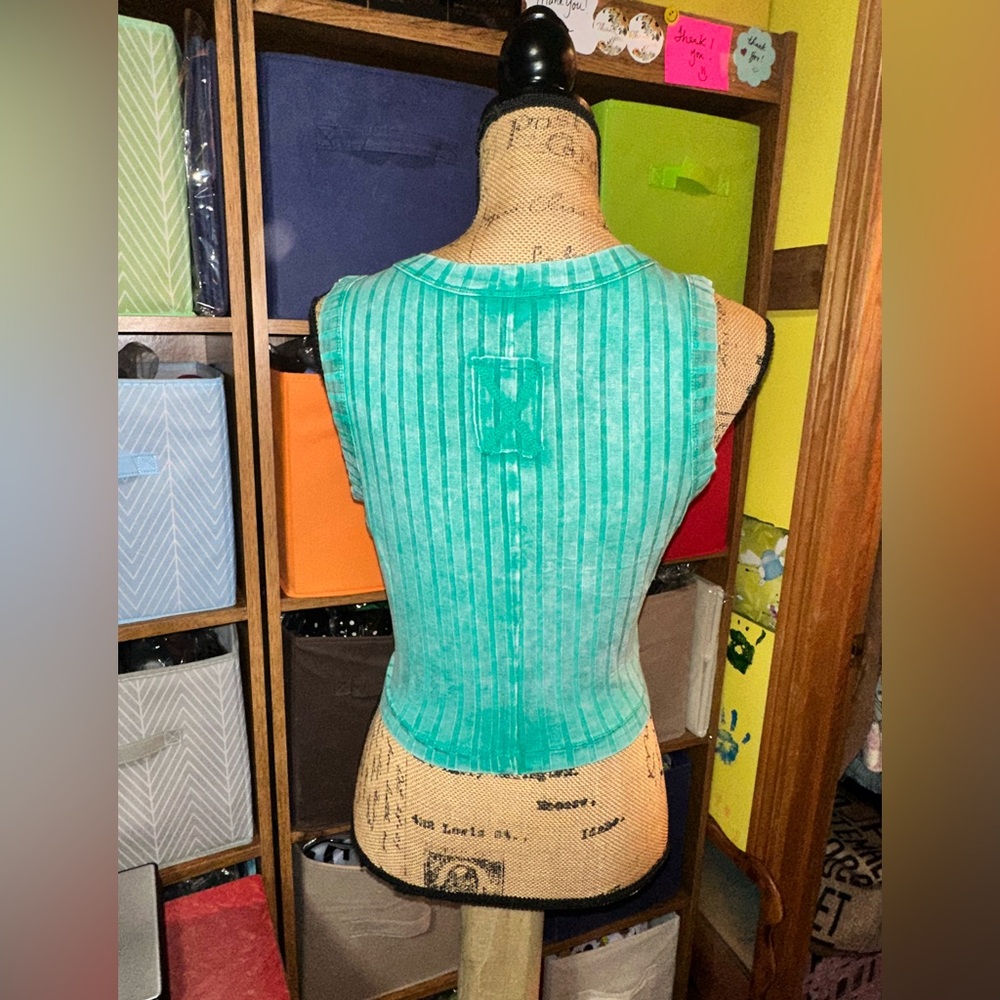 ZENANA💚🐢Green Ribbed Crop Top - Picture 9 of 10